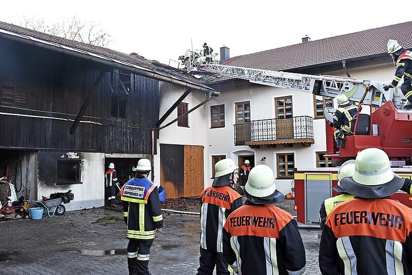 Bei dem Brand auf einem Bauernhof entstand ein erheblicher Sachschaden. Zwei Bewohner wurden verletzt.