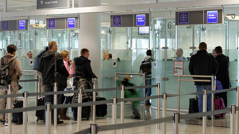 An den Ein- und Ausreisekontrollstellen am Münchner Flughafen ziehen Bundespolizisten durchschnittlich zwei Reisende pro Tag mit gefälschten Dokumenten aus dem Verkehr. meist initiativ, manchmal aber kommt auch ein Tipp von extern.
