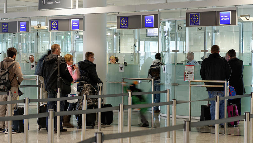 An den Ein- und Ausreisekontrollstellen am Münchner Flughafen ziehen Bundespolizisten durchschnittlich zwei Reisende pro Tag mit gefälschten Dokumenten aus dem Verkehr. meist initiativ, manchmal aber kommt auch ein Tipp von extern. An den Ein- und Ausreisekontrollstellen am Münchner Flughafen ziehen Bundespolizisten durchschnittlich zwei Reisende pro Tag mit gefälschten Dokumenten aus dem Verkehr. meist initiativ, manchmal aber kommt auch ein Tipp von extern.