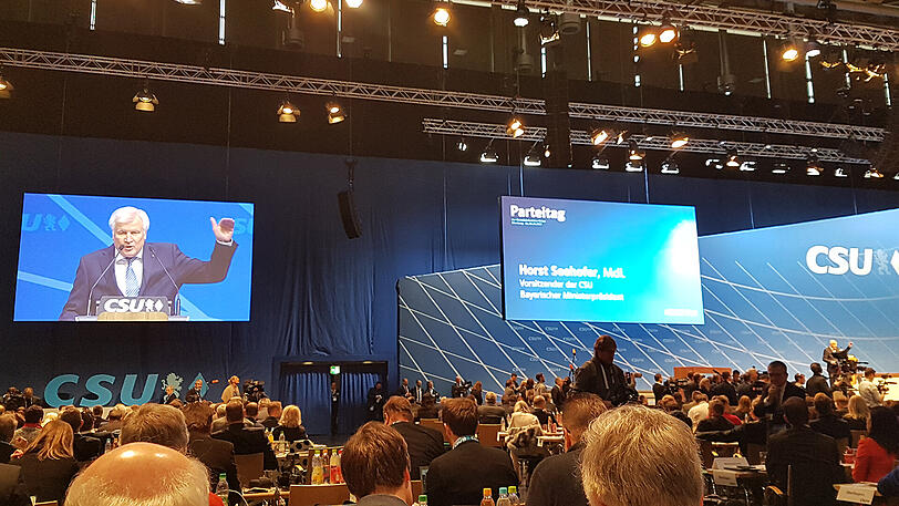 Der CSU-Vorsitzende und bayerische Ministerpräsident Horst Seehofer spricht in Nürnberg beim CSU-Parteitag.