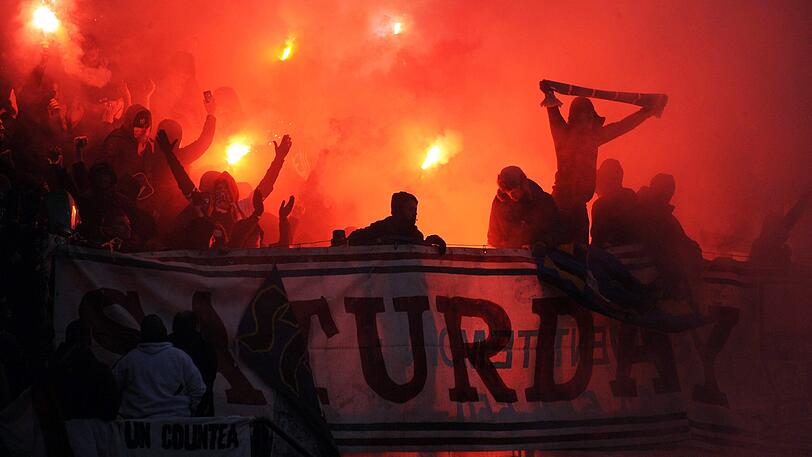 Chaoten: Ultras der AS Nancy mit schier unzähligen Bengalos.
