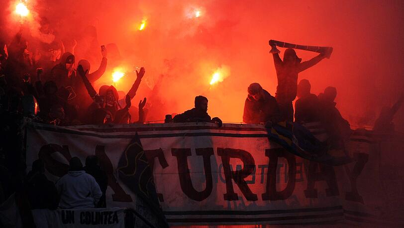 Chaoten: Ultras der AS Nancy mit schier unzähligen Bengalos. Chaoten: Ultras der AS Nancy mit schier unzähligen Bengalos.