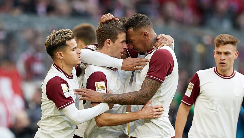In drei Wettbewerben auf Titelkurs, nun aber von der Corona-Krise gestoppt: Die Bayern-Stars (v.l.) Philippe Coutinho, Thomas Müller und Jérôme Boateng. In drei Wettbewerben auf Titelkurs, nun aber von der Corona-Krise gestoppt: Die Bayern-Stars (v.l.) Philippe Coutinho, Thomas Müller und Jérôme Boateng.