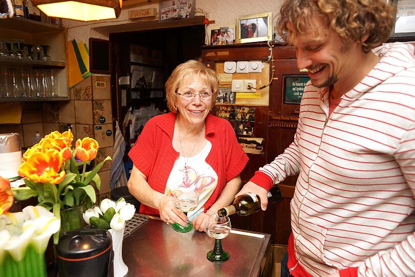 Am Samstag ist die Fraunhofer Schoppenstube zum Drehort geworden. Zwölf Stunden lang haben Unterstützer der Wirtin Gerti Guhl an einem Video gewerkelt, mit dessen Hilfe ein neues Lokal für die 65-Jährige gefunden werden soll - die Bilder vom Dreh