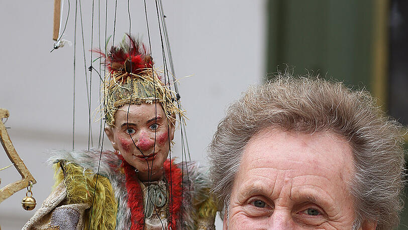 Siegfried Böhmke ist seit 2000 Intendant des Marionettentheaters. Hier hält er die Figur des Papageno aus der Zauberflöte. Siegfried Böhmke ist seit 2000 Intendant des Marionettentheaters. Hier hält er die Figur des Papageno aus der Zauberflöte.