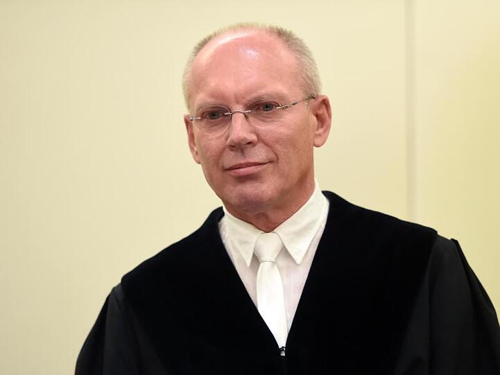 Richter Manfred Götzl kommt in den Gerichtssaal im Oberlandesgericht in München (Bayern). Foto: Tobias Hase/Archiv