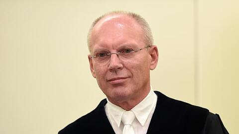 Richter Manfred Götzl kommt in den Gerichtssaal im Oberlandesgericht in München (Bayern). Foto: Tobias Hase/Archiv