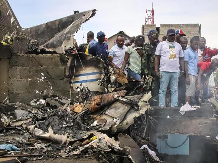 Trümmer des Flugzeugs und eines Hauses in der Stadt Goma im Ostkongo.