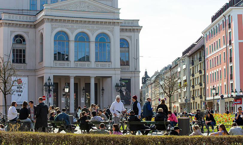 Der Gärtnerplatz bleibt für die Münchner in der Corona-Pandemie ein Anziehungspunkt: Hier eine Aufnahme vom 28. März.