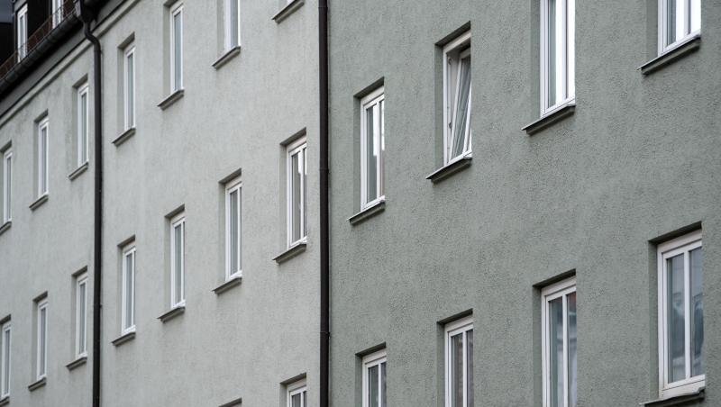 Wohnhäuser stehen in einer Reihe.