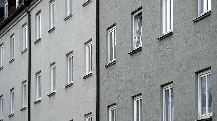 Wohnhäuser stehen in einer Reihe.