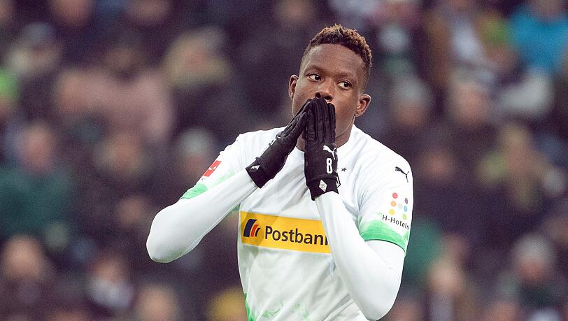 Der Gladbacher Denis Zakaria hält seine Hände an den Mund.
