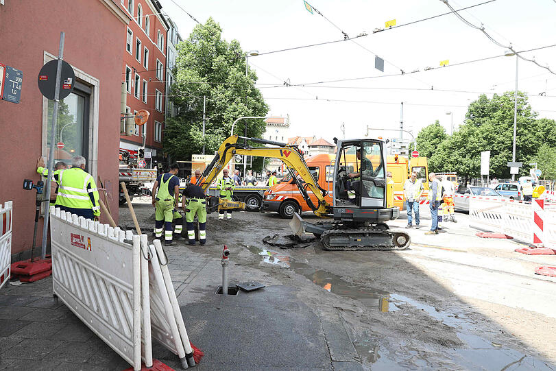 Im Bereich der Zweibrückenstraße gab es einen Wasserrohrbruch.