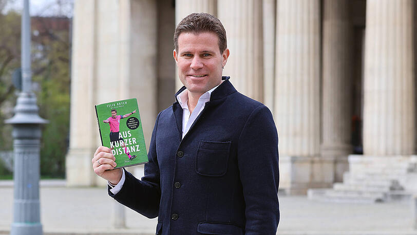 Fußball-Schiedsrichter Felix Brych präsentiert sein Buch mit dem Titel "Aus kurzer Distanz" am Königsplatz in München. Fußball-Schiedsrichter Felix Brych präsentiert sein Buch mit dem Titel "Aus kurzer Distanz" am Königsplatz in München.