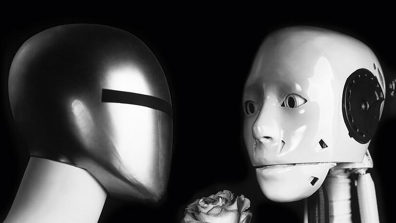 Mit dem männlichen und dem weiblichen Roboter thematisiert Dreisörner den Umgang von Künstlicher Intelligenz mit Liebe - die sie nicht empfinden kann. Mit dem männlichen und dem weiblichen Roboter thematisiert Dreisörner den Umgang von Künstlicher Intelligenz mit Liebe - die sie nicht empfinden kann.