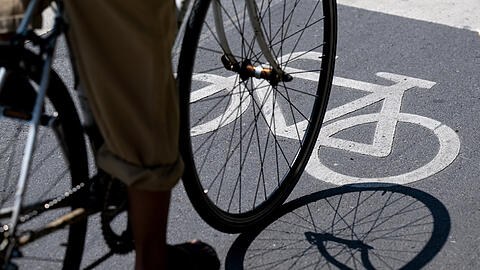 In Schwabing kam es zu einem Radlunfall mit einem Polizeibeamten (Symbolbild).