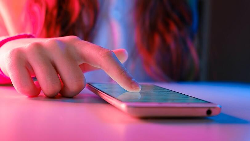 In Australien wurde ein Zugang zu Social-Media-Accounts Ende 2025 f&uuml;r Menschen unter 16 Jahren eingeschr&auml;nkt.