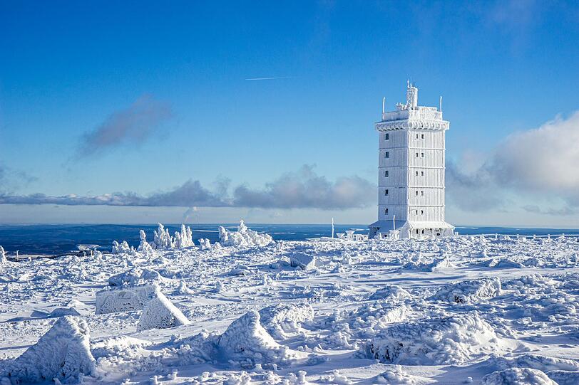 Mit seinen 1.141 Meter ist der Brocken zwar um einiges kleiner als die Zugspitze, aber dennoch zählt der Berg im Mittelgebirge Harz als höchster in Norddeutschland. Außergewöhnlich sind die extremen Wetterbedingungen, die trotz geringer Höhe, aber wegen der exponierten Lage ähnlich wie in alpiner Lage sind. Schneestürme mit Orkanstärke sind keine Seltenheit. Mit seinen 1.141 Meter ist der Brocken zwar um einiges kleiner als die Zugspitze, aber dennoch zählt der Berg im Mittelgebirge Harz als höchster in Norddeutschland. Außergewöhnlich sind die extremen Wetterbedingungen, die trotz geringer Höhe, aber wegen der exponierten Lage ähnlich wie in alpiner Lage sind. Schneestürme mit Orkanstärke sind keine Seltenheit.