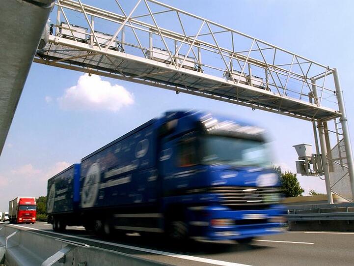 Auch für Lastwagenfahrer heißt es: regelmäßig Pause machen. Andernfalls droht ihnen ein Bußgeld.