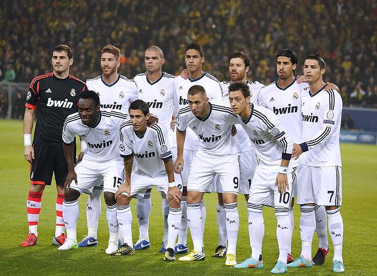 Real Madrid: Ist immer zum Kreis der Favoriten zu zählen. In der Gruppenphase landeten die &bdquo;Königlichen&ldquo; zwar hinter Borussia Dortmund auf Platz 2, doch zuletzt zeigte die Formkurve deutlich nach oben. Unter anderem besiegte das Team um Superstar Ronaldo zwei Mal den Erzrivalen aus Barcelona. Die deutschen Nationalspieler Mesut Özil und Sami Khedira sind fester Bestandteil des Teams.