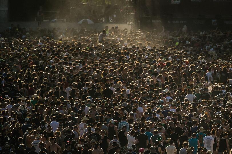 Fans feiern vor der Parkbühne beim "Rock im Park" den Auftritt der australische Metalcore-Band "Parkway Drive".