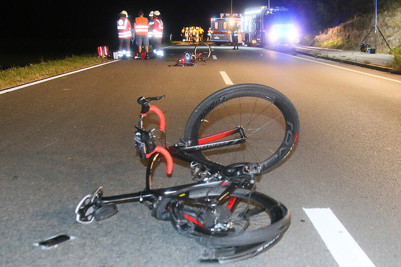 Horror-Crash in Altötting: Ein Opel-Fahrer erfasst acht Rennradfahrer und verletzt diese teils schwer - ein Mann stirbt noch an der Unfallstelle. Die Bilder zum Unfall sehen Sie hier.