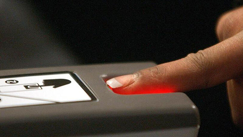 Der Fingerabdruck eines ausländischen Fluggastes wird bei der Einreise auf dem John F.-Kennedy-Flughafen in New York gescannt.