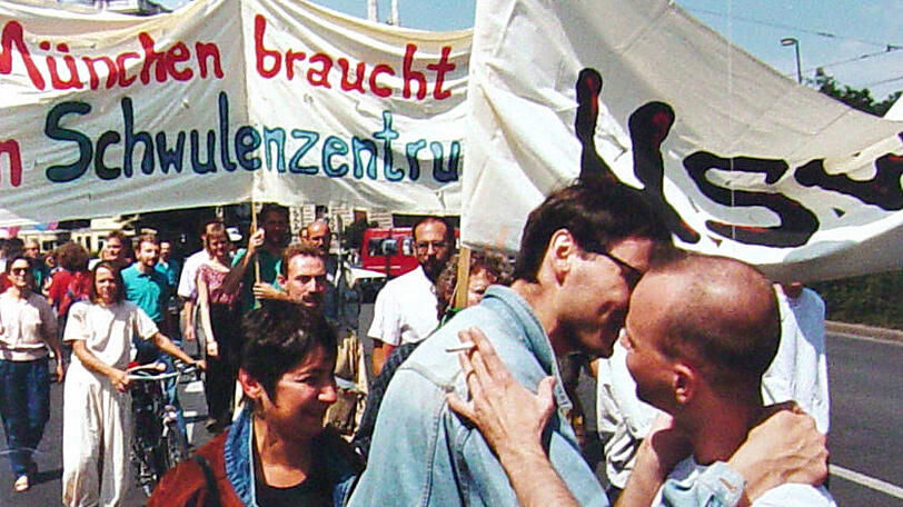 Forderungen nach einem Schwulenzentrum beim CSD 1990.