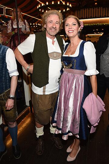 Flop: Was ist dass denn für eine "Lederhose", Herr Gottschalk? Beim ersten gemeinsamen Wiesn-Auftritt mit seiner neuen Freundin Karina Mroß sah der TV-Entertainer eher wie ein Touri aus.
