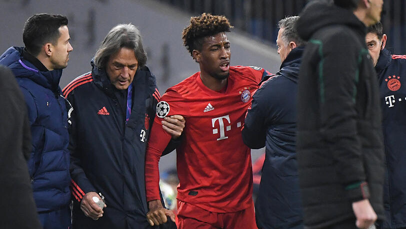 Wieder hat es den "King" erwischt: Bayerns Kingsley Coman  wird nach seiner Verletzung gegen Tottenham Hotspur von Mannschaftsarzt Hans-Wilhelm Müller-Wohlfahrt (2.v.l) vom Platz geführt.