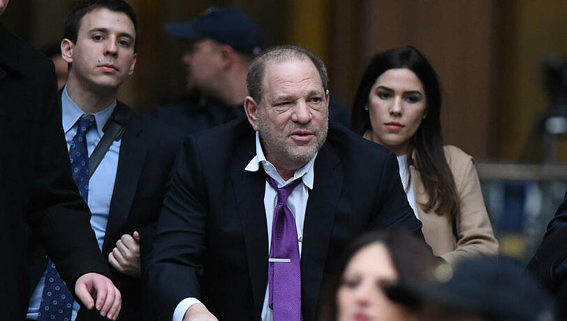 Harvey Weinstein (m.) vor Gericht in New York Harvey Weinstein (m.) vor Gericht in New York