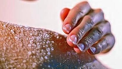 Das regt die Durchblutung an, fördert den Stoffwechsel, entschlackt und macht die Haut schön glatt: Wellness- und Beauty-Anwendungen mit dem Salz der Alpen sind eine Wohltat. Das regt die Durchblutung an, fördert den Stoffwechsel, entschlackt und macht die Haut schön glatt: Wellness- und Beauty-Anwendungen mit dem Salz der Alpen sind eine Wohltat.