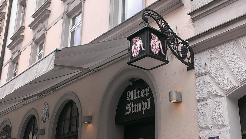 Gut bewachter Schampus: Ein Hund an der Lampe des Alten Simpls in der Türkenstraße.