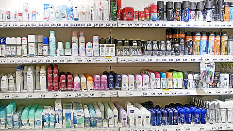 Die Qual der Wahl: Deos gibt es wie Sand am Meer. 24 Produkte für Frauen hat die Stiftung Warentest unetrsucht.
