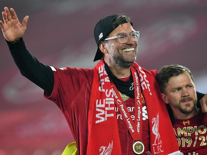 Liverpools Trainer Jürgen Klopp jubelt nach der Meisterehrung über den Titelgewinn.