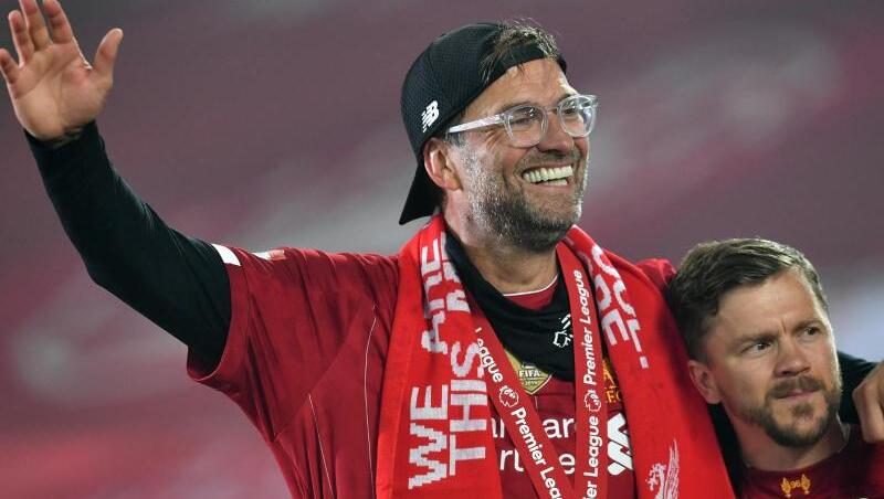 Liverpools Trainer Jürgen Klopp jubelt nach der Meisterehrung über den Titelgewinn. Liverpools Trainer Jürgen Klopp jubelt nach der Meisterehrung über den Titelgewinn.