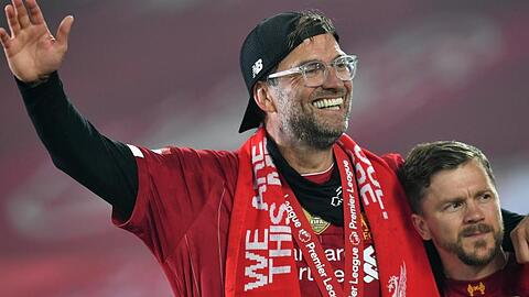 Liverpools Trainer Jürgen Klopp jubelt nach der Meisterehrung über den Titelgewinn.