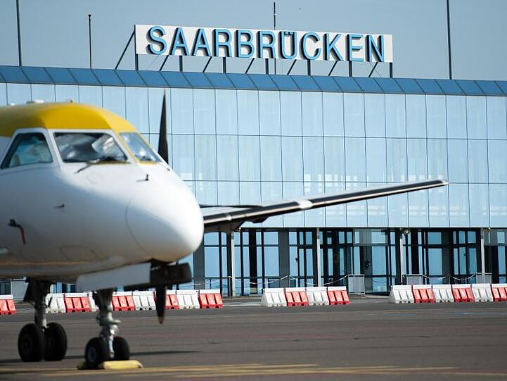 Nach Angaben der Deutschen Flugsicherung (DFS) ist der Saarbrücker Flughafen der weltweit größte Airport, der im täglichen Betrieb fernüberwacht wird.