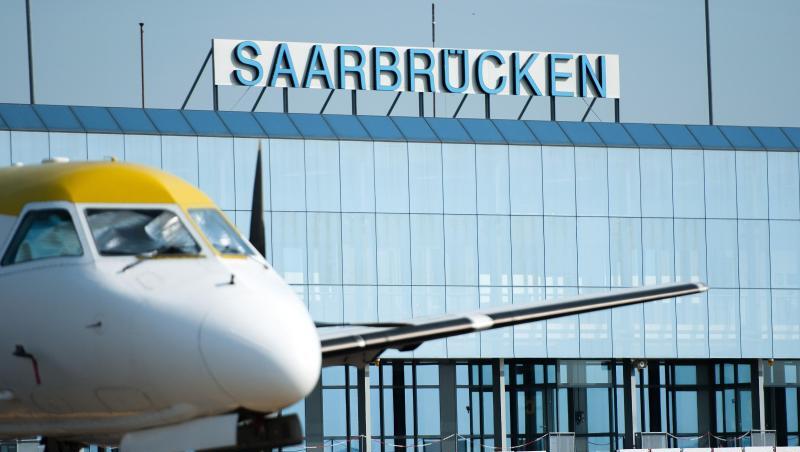 Nach Angaben der Deutschen Flugsicherung (DFS) ist der Saarbrücker Flughafen der weltweit größte Airport, der im täglichen Betrieb fernüberwacht wird. Nach Angaben der Deutschen Flugsicherung (DFS) ist der Saarbrücker Flughafen der weltweit größte Airport, der im täglichen Betrieb fernüberwacht wird.