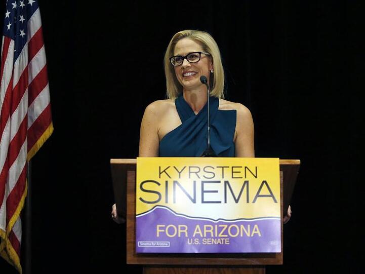 Fast eine Woche nach den Kongresswahlen in den USA haben die Demokraten das Rennen um den Senatssitz im Bundesstaat Arizona gegen die Republikaner gewonnen. Kyrsten Sinema ist die neu gewählte Senatorin von Arizona.