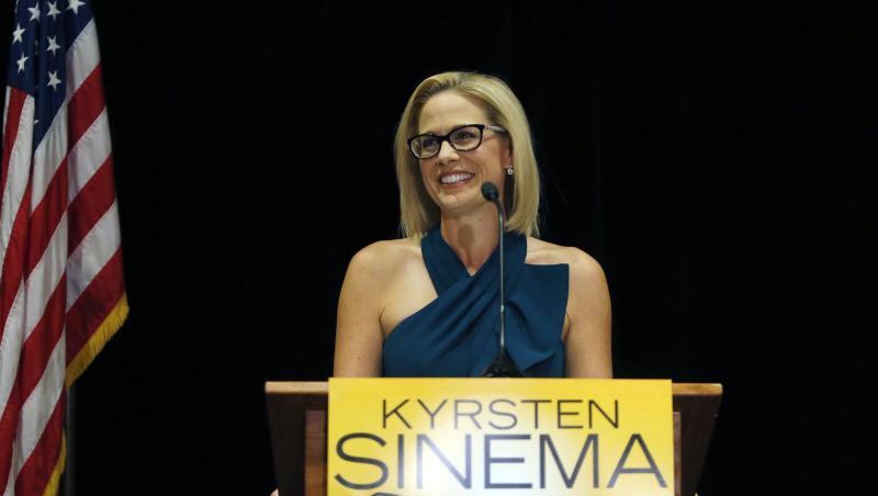 Fast eine Woche nach den Kongresswahlen in den USA haben die Demokraten das Rennen um den Senatssitz im Bundesstaat Arizona gegen die Republikaner gewonnen. Kyrsten Sinema ist die neu gewählte Senatorin von Arizona. Fast eine Woche nach den Kongresswahlen in den USA haben die Demokraten das Rennen um den Senatssitz im Bundesstaat Arizona gegen die Republikaner gewonnen. Kyrsten Sinema ist die neu gewählte Senatorin von Arizona.