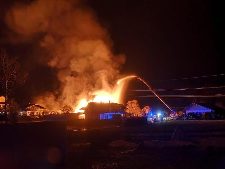 Die Feuerwehr löscht einen Brand in einer Zimmerei in Rettenberg. Foto: Benjamin Liss/dpa