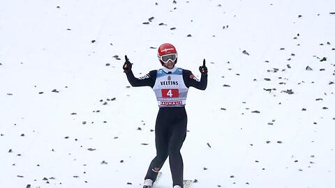 Markus Eisenbichler, Skispringer aus Deutschland, landet nach einem Sprung. Foto: Daniel Karmann/Archiv
