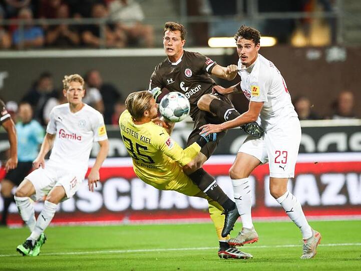 Pauli-Neuzugang James Lawrence (M.) erzielte das 1:0.