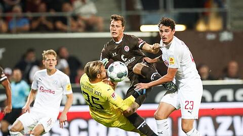 Pauli-Neuzugang James Lawrence (M.) erzielte das 1:0.