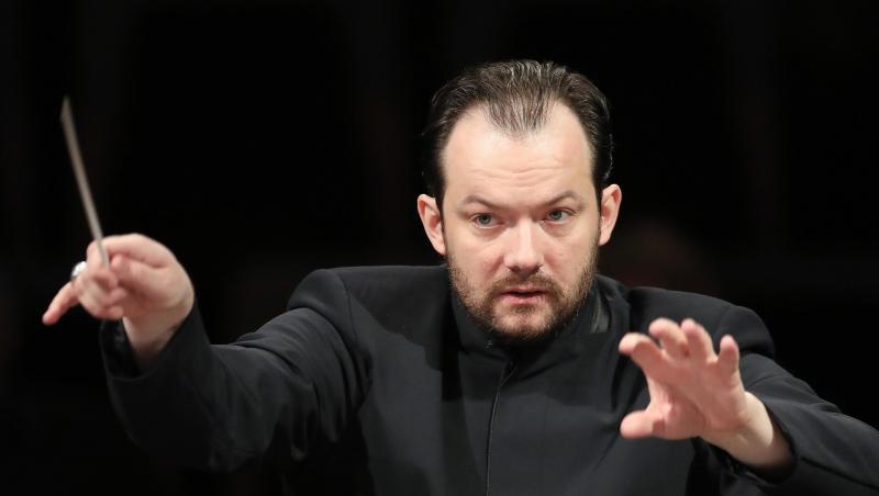 Andris Nelsons dirigiert.