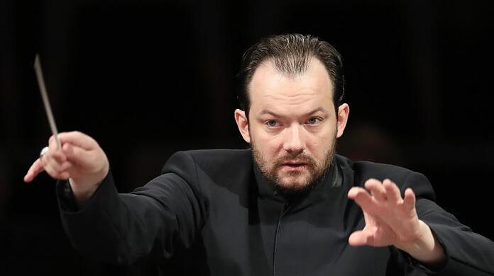 Andris Nelsons dirigiert.