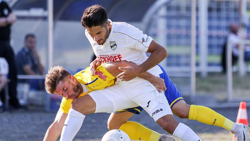 Loks Maik Salewski (l) und Verls Aygün Yildirim im Duell.