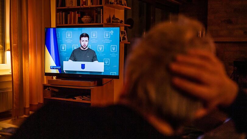 Sich informieren: ja. Aber nicht zwei Stunden Sondersendungen in Dauerschleife. Das empfehlen Experten in der aktuellen Zeit. Sich informieren: ja. Aber nicht zwei Stunden Sondersendungen in Dauerschleife. Das empfehlen Experten in der aktuellen Zeit.