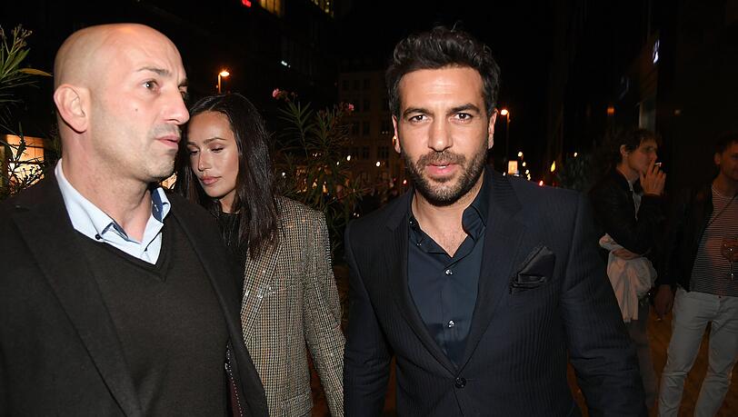 Elyas M'Barek in Begleitung vor dem Restaurant Borchardt in Berlin